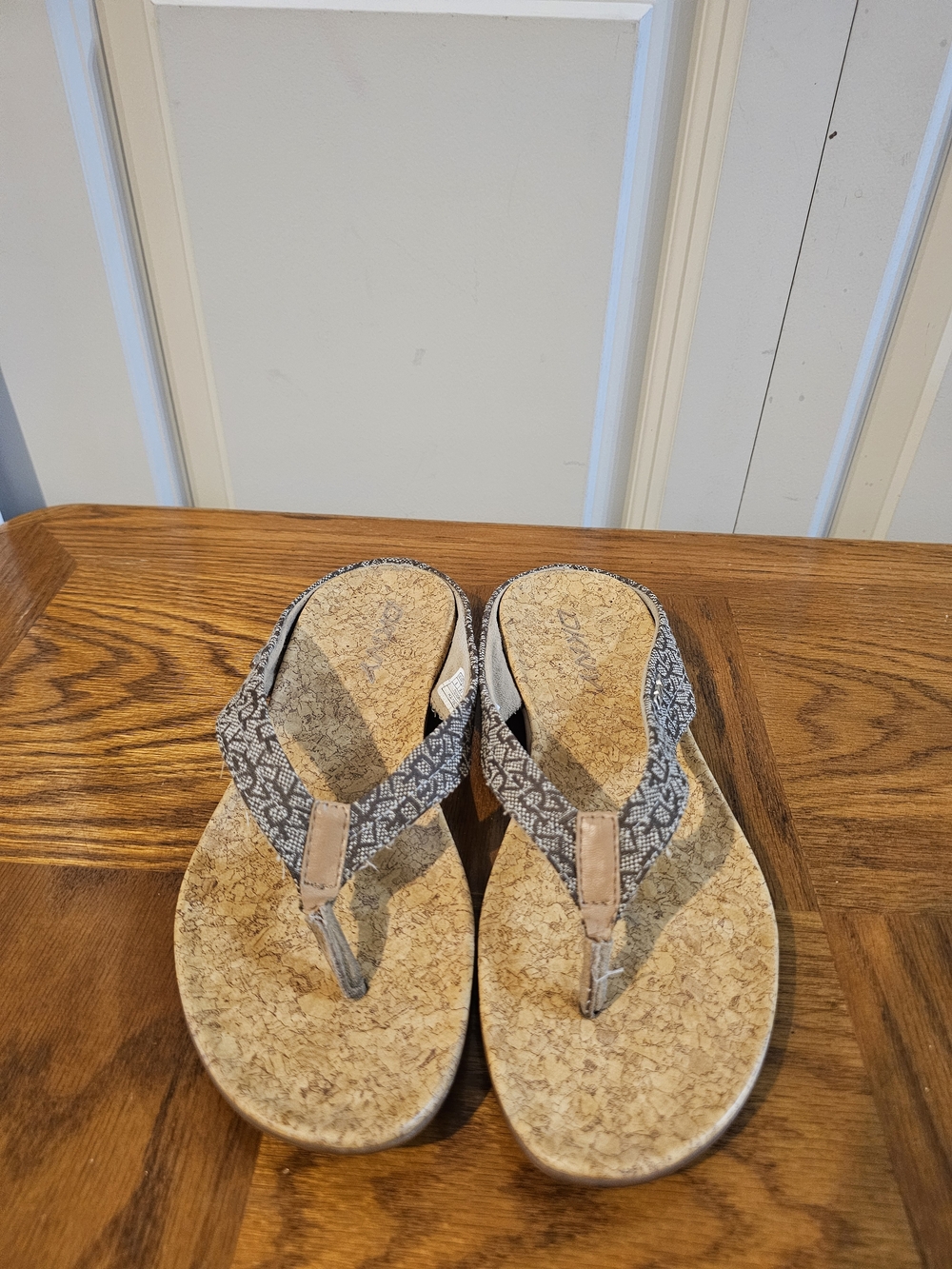 DKNY Beige Cork Footbed Flip Flops Brown Trim Size 8